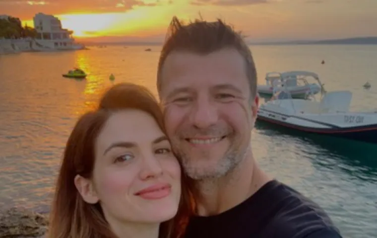 Arija je vijest o zarukama podijelila na društvenim mrežama, objavivši fotografiju zaručničkog prstena uz opis: &quot;Definitivno najbolja fotografija iz Lisabona.&quot;