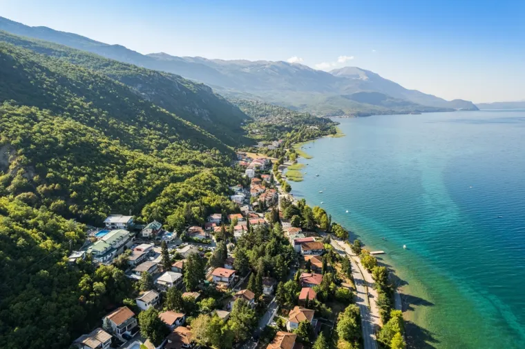 29. Albanija: Ova lijepa zemlja ima 119 vodenih površina, od kojih je 41,2 posto ocijenjeno izvrsnim. Ohridsko jezero jedno je od najstarijih i najdubljih u Europi, a nalazi se na granici sa Sjevernom Makedonijom. Jezero je na UNESCO-ovu popisu svjetske prirodne baštine (od 1979. makedonski dio, a od 2019. i albanski). Duž obale razvijen je turizam i ribolov. 
