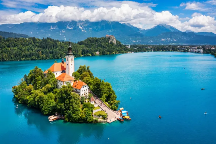 17. Slovenija: Naši susjedi mogu se pohvaliti sa 47 vodenih površina, od kojih je njih 78,7 posto ocijenjeno kao izvrsno. Bledsko jezero poznato je po svom slikovitom otoku s crkvom i srednjovjekovnom dvorcu.