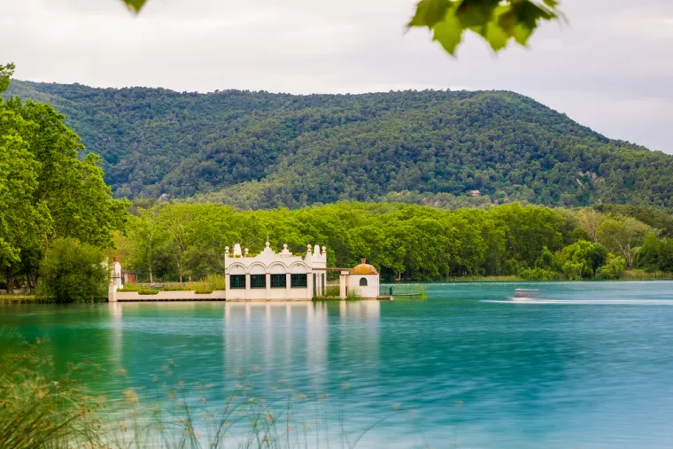 9. &Scaron;panjolska: Ova zemlja ima 2275 vodenih povr&scaron;ina, od kojih je 87,6 posto ocijenjeno kao izvrsno. Posebno se ističu jezero Banyoles i delta Ebro. Delta Ebro smatra se jednim od najvažnijih močvarnih područja zbog svoje biolo&scaron;ke raznolikosti.