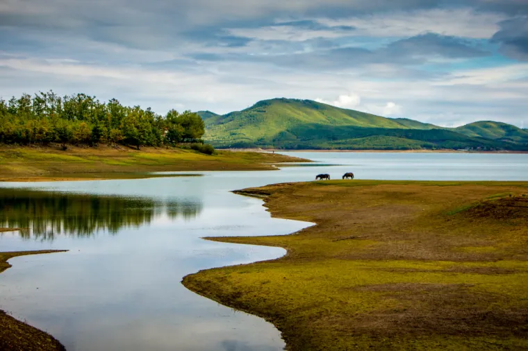 4. Grčka: Ova popularna turistička destinacija ima 1731 vodenih povr&scaron;ina, od kojih je 95,8 posto ocijenjeno kao izvrsno. Jezero Plastira i Santorinijska kaldera posebno se ističu. Santorinijska kaldera nastala je uslijed velike vulkanske erupcije.