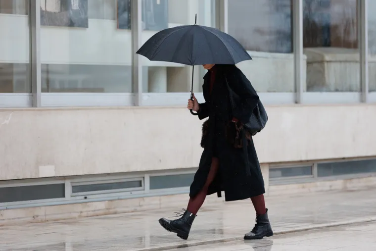 Među mnogima u centru Zadra posebno se istaknula misteriozna djevojka koja se skrivala ispod ki&scaron;obrana. Nosila je dugi kaput, a njezine vitke noge nisu mogle proći nezamijećeno.