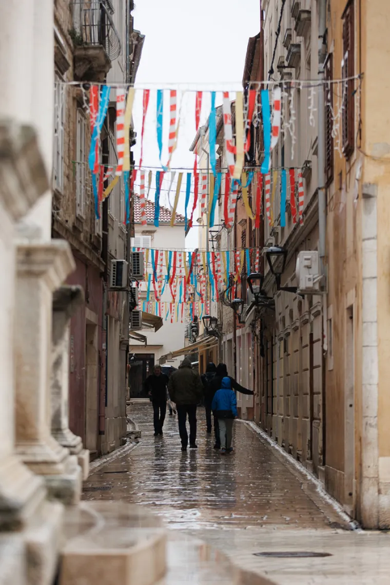 Svi su gledali u njezine vitke noge: Tajanstvena dama skrivala se ispod ki&scaron;obrana