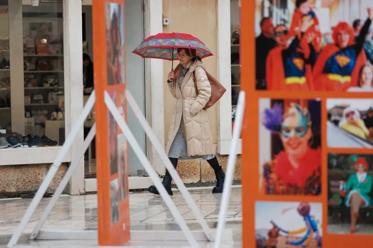 Svi su gledali u njezine vitke noge: Tajanstvena dama skrivala se ispod ki&scaron;obrana