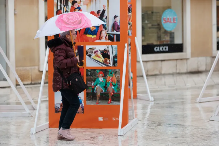 Svi su gledali u njezine vitke noge: Tajanstvena dama skrivala se ispod ki&scaron;obrana