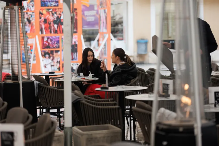 Svi su gledali u njezine vitke noge: Tajanstvena dama skrivala se ispod ki&scaron;obrana