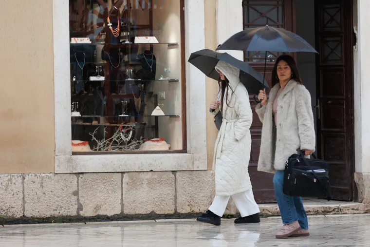 Svi su gledali u njezine vitke noge: Tajanstvena dama skrivala se ispod ki&scaron;obrana