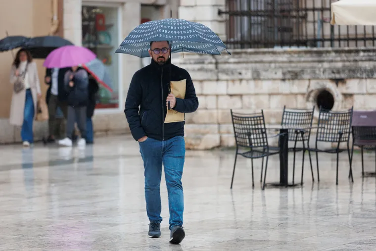 Svi su gledali u njezine vitke noge: Tajanstvena dama skrivala se ispod ki&scaron;obrana