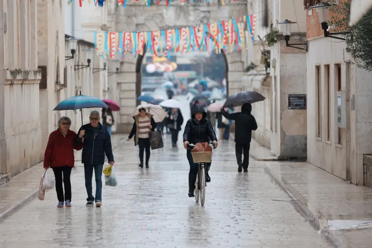 Svi su gledali u njezine vitke noge: Tajanstvena dama skrivala se ispod ki&scaron;obrana