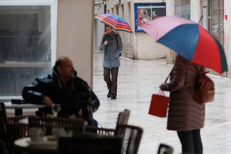 Svi su gledali u njezine vitke noge: Tajanstvena dama skrivala se ispod ki&scaron;obrana