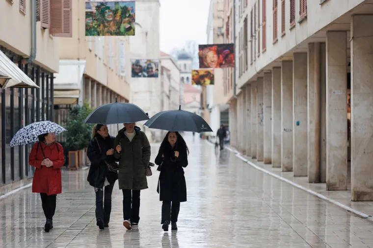 Svi su gledali u njezine vitke noge: Tajanstvena dama skrivala se ispod ki&scaron;obrana
