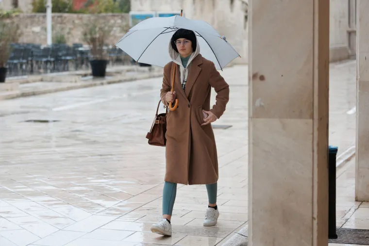 Svi su gledali u njezine vitke noge: Tajanstvena dama skrivala se ispod ki&scaron;obrana