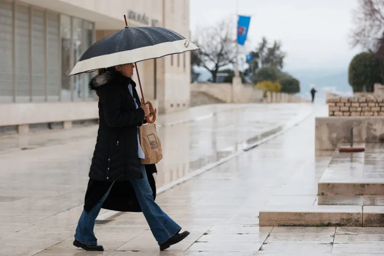 Svi su gledali u njezine vitke noge: Tajanstvena dama skrivala se ispod ki&scaron;obrana