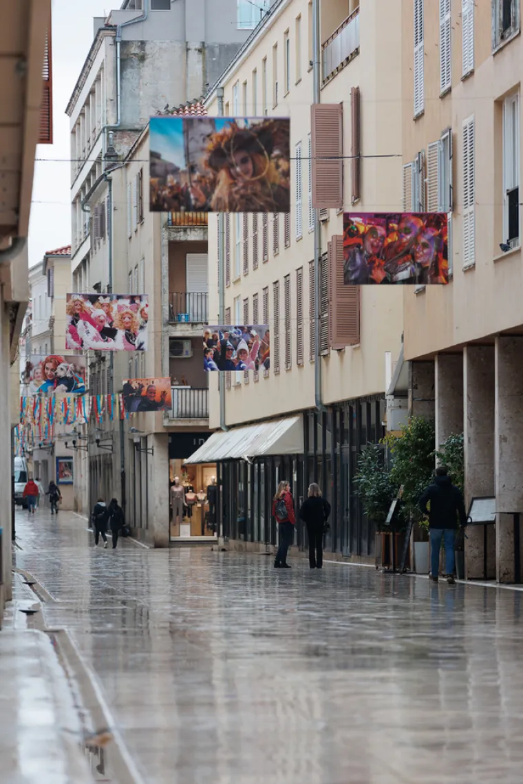 Svi su gledali u njezine vitke noge: Tajanstvena dama skrivala se ispod ki&scaron;obrana