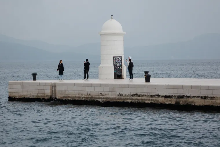 Svi su gledali u njezine vitke noge: Tajanstvena dama skrivala se ispod ki&scaron;obrana