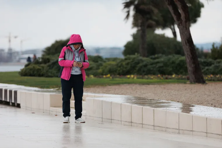 Svi su gledali u njezine vitke noge: Tajanstvena dama skrivala se ispod ki&scaron;obrana