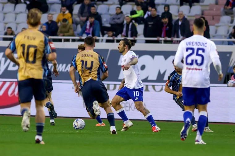 Stalno okurežen trojicom, ali pobjegao je Radeljiću i zabio.