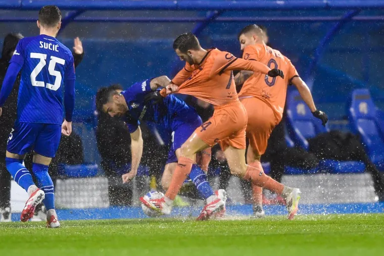 Tko je uopće ovo dopustio? Na Maksimiru potop biblijskih razmjera, a u loži se debelo žicalo za dekice