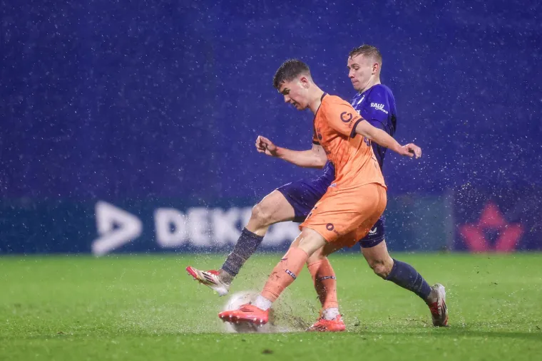 Tko je uopće ovo dopustio? Na Maksimiru potop biblijskih razmjera, a u loži se debelo žicalo za dekice