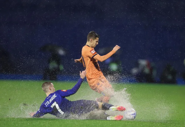 Tko je uopće ovo dopustio? Na Maksimiru potop biblijskih razmjera, a u loži se debelo žicalo za dekice