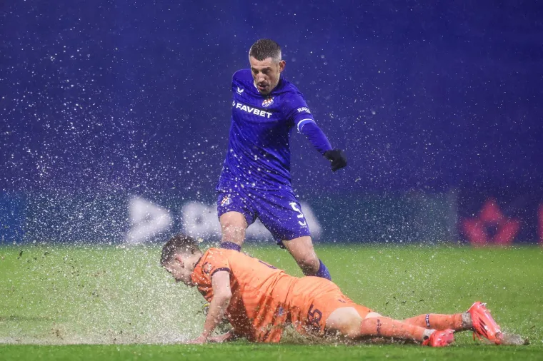 Tko je uopće ovo dopustio? Na Maksimiru potop biblijskih razmjera, a u loži se debelo žicalo za dekice