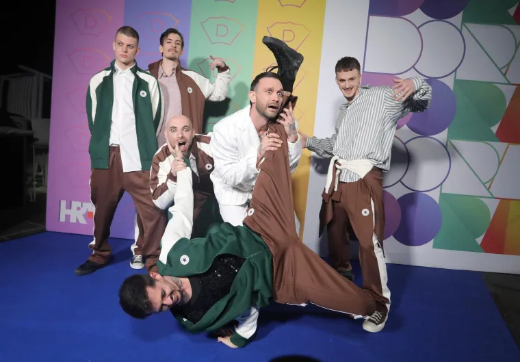 Pred fotografima je na zanimljiv način pozirao uz ekipu