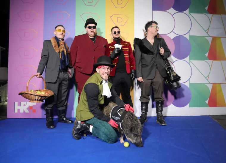 Etno-punk bend &quot;Ogenj&quot; iz Koprivnice na Plavi tepih došli sa domaćom svinjicom