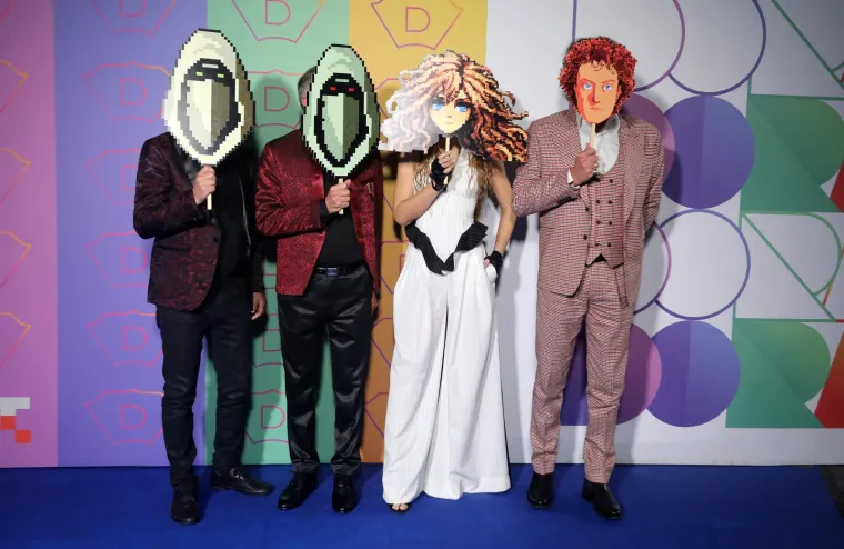 Uz maske su se na tepihu pojavili i članovi grupe Magazin