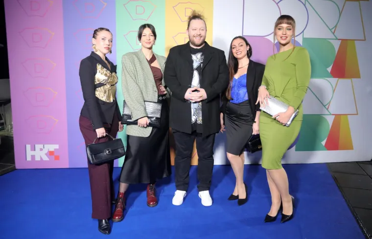 Brojna poznata lica na Plavom tepihu uoči Dore: Pogledajte tko se sve pojavio