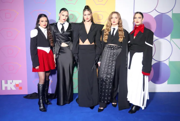 Brojna poznata lica na Plavom tepihu uoči Dore: Pogledajte tko se sve pojavio