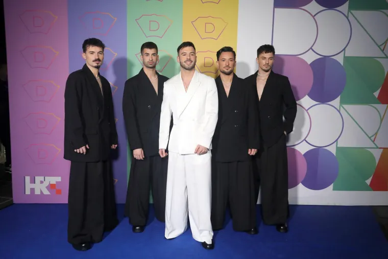 Brojna poznata lica na Plavom tepihu uoči Dore: Pogledajte tko se sve pojavio