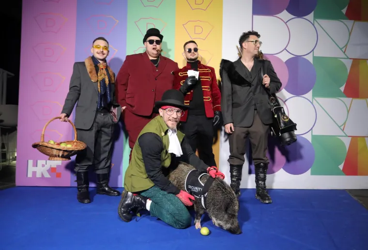 Brojna poznata lica na Plavom tepihu uoči Dore: Pogledajte tko se sve pojavio