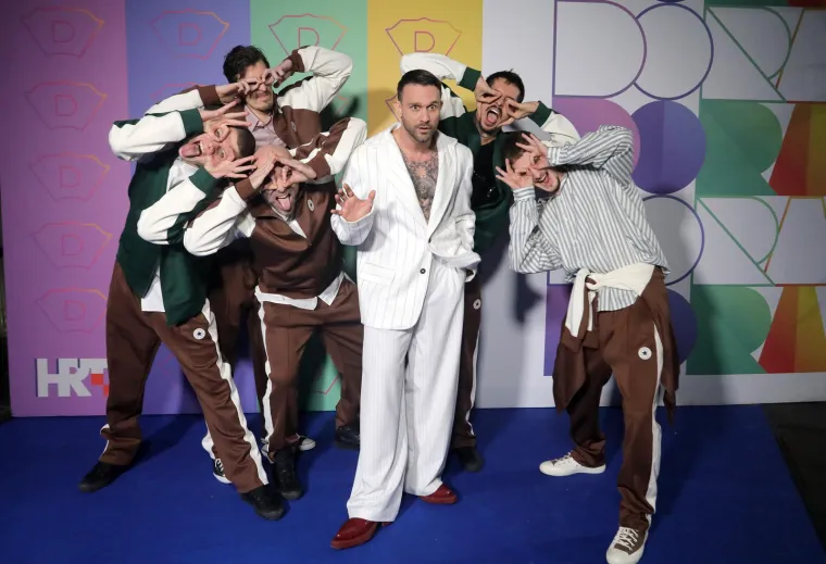 Brojna poznata lica na Plavom tepihu uoči Dore: Pogledajte tko se sve pojavio