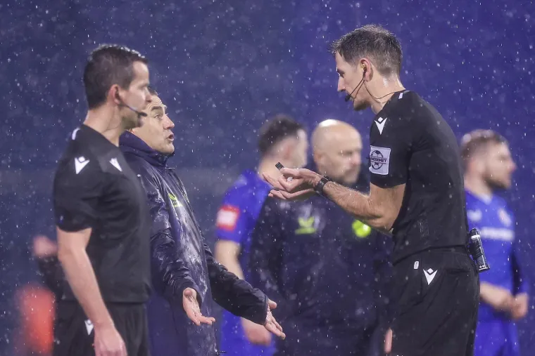 Cannavaro je u jednom trenutku skoro ušao u teren kako bi pitao Strukana &apos;Što radiš&apos;