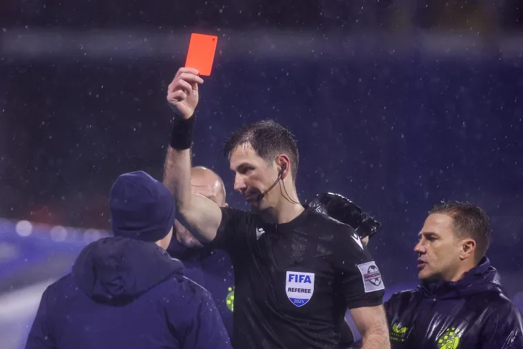 Sva lica tragedije na Maksimiru: Pogledajte pokisle dinamovce nakon jo&scaron; jedne blamaže, jedan igrač je sve otkrio