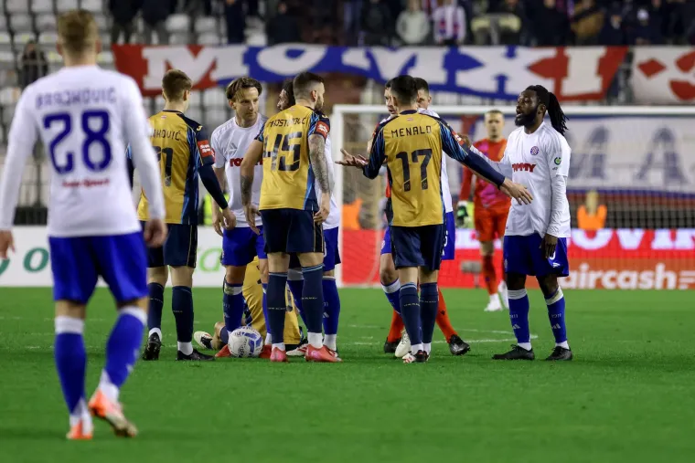 Petrovič je nakon jednog guranja pao kao poko&scaron;en, a to je jako razljutilo biv&scaron;eg reprezentativca Hrvatske...