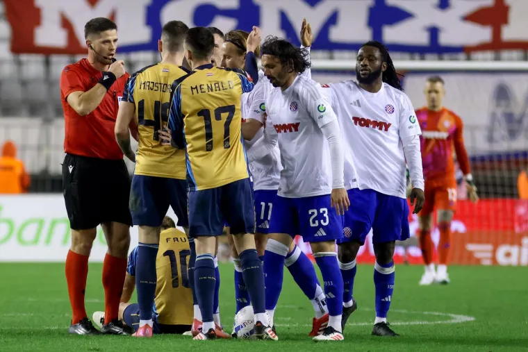 Do&scaron;ao je i golman Lučić koji je poku&scaron;ao dignuti Petroviča s travnjaka...