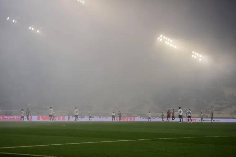 Torcida je napravila svoju uobičajenu bakljadu oko 70. minute...