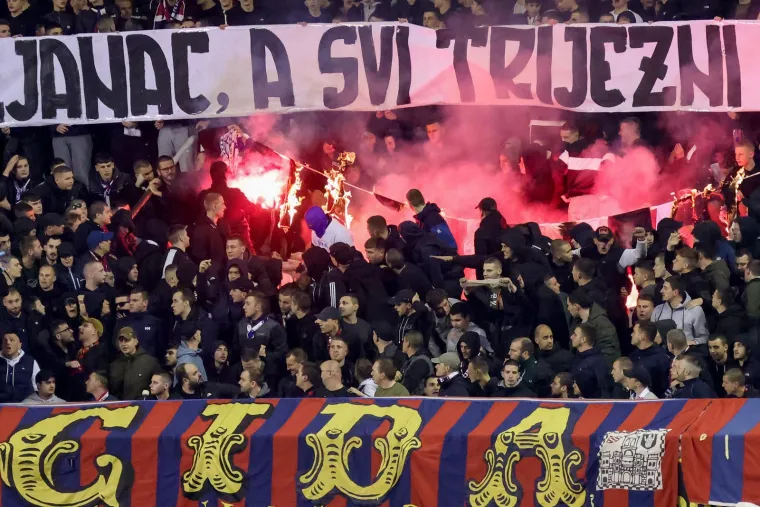 Torcida je opet bila u elementu, zapalili su nekoliko zastava, jo&scaron; nije poznato o kojim se radi...