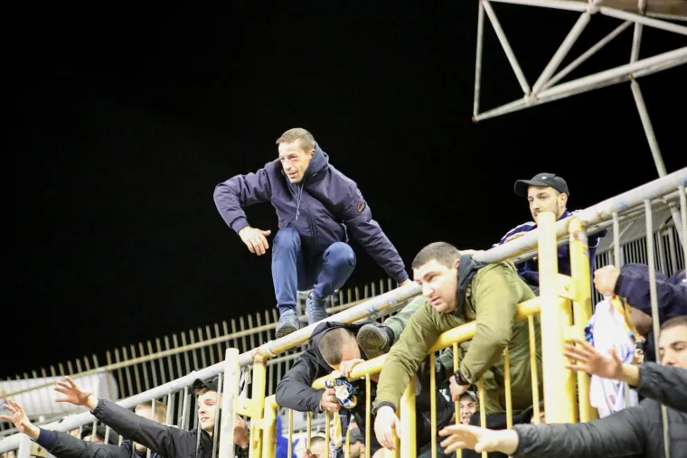 Gattusov i Rakitićev trenutak ludila: Biv&scaron;eg vatrenog nikada nismo vidjeli ovakvog, Torcida zapalila zastavu