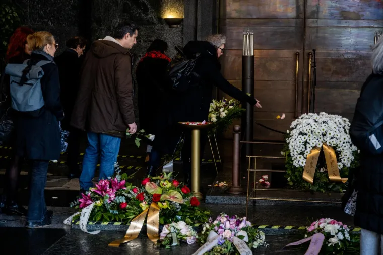 Sara je od najranijih dana pokazivala interes za umjetnost, a 2005. godine upisala je studij filmske i TV režije na Akademiji dramske umjetnosti u Zagrebu. 
