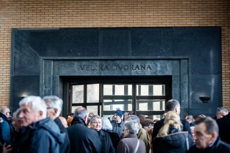 Posljednji ispraćaj domaće redateljice: Na vječni počinak Saru Hribar ispratila obitelj i prijatelji