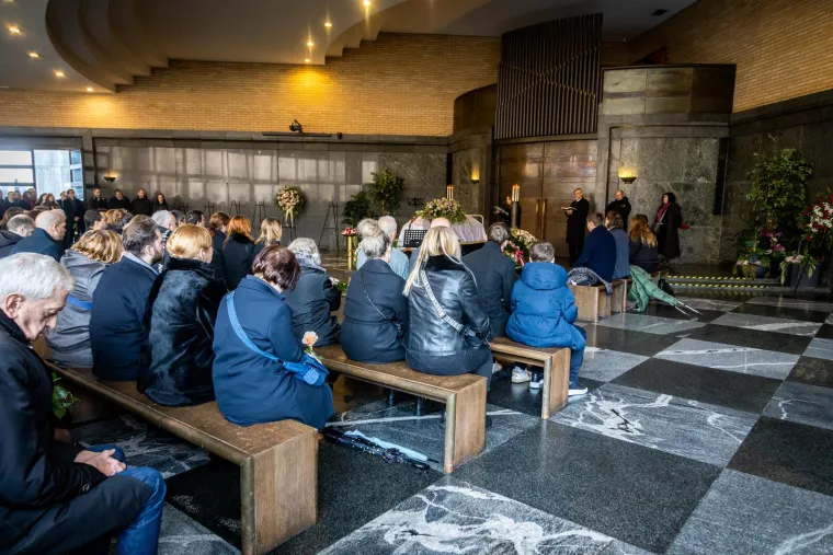 Posljednji ispraćaj domaće redateljice: Na vječni počinak Saru Hribar ispratila obitelj i prijatelji