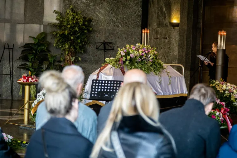 Posljednji ispraćaj domaće redateljice: Na vječni počinak Saru Hribar ispratila obitelj i prijatelji