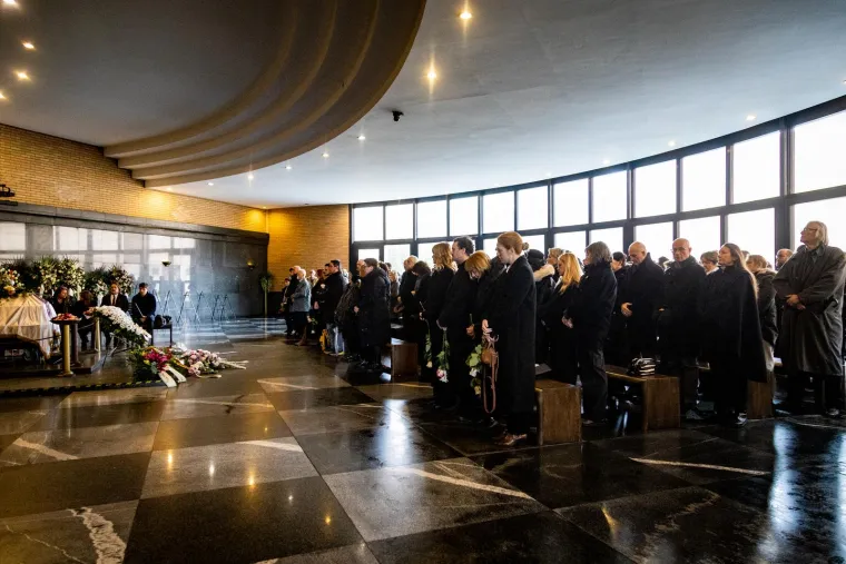 Posljednji ispraćaj domaće redateljice: Na vječni počinak Saru Hribar ispratila obitelj i prijatelji
