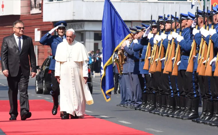 Nije bio u Hrvatskoj, ali je posjetio naše susjede. Prisjetite se kako je Papa 2015. dočekan u Sarajevu