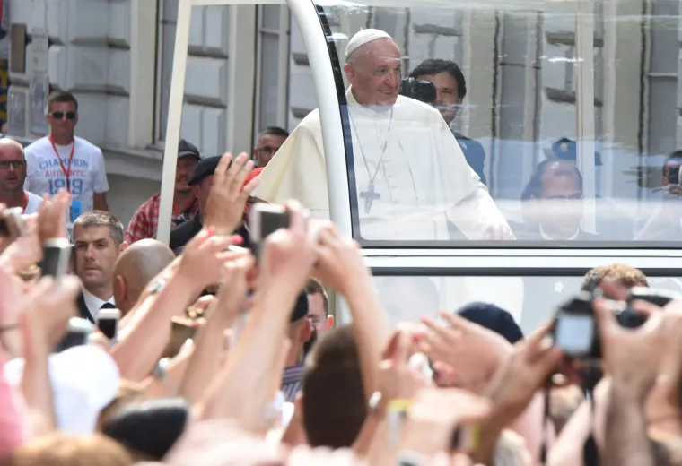Nije bio u Hrvatskoj, ali je posjetio naše susjede. Prisjetite se kako je Papa 2015. dočekan u Sarajevu