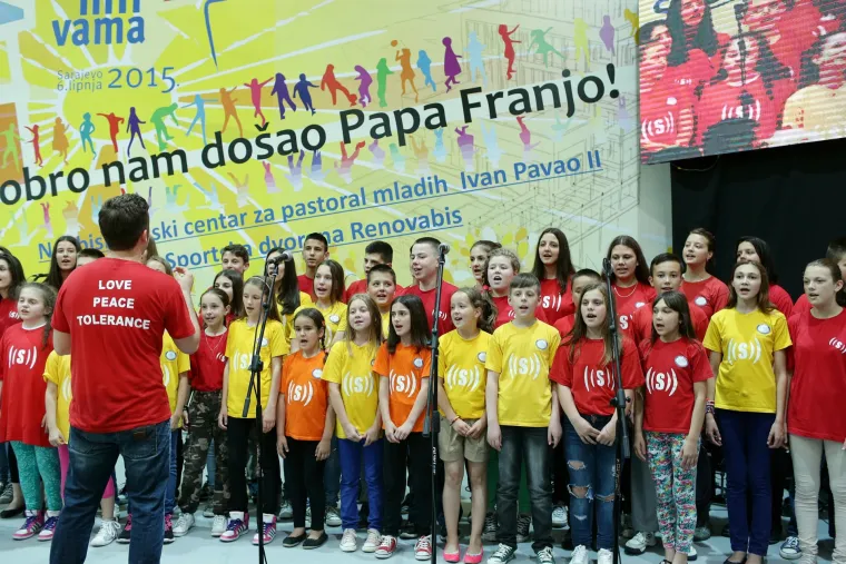 Nije bio u Hrvatskoj, ali je posjetio naše susjede. Prisjetite se kako je Papa 2015. dočekan u Sarajevu