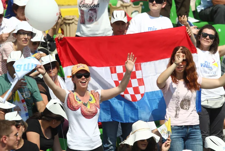 Nije bio u Hrvatskoj, ali je posjetio na&scaron;e susjede. Prisjetite se kako je Papa 2015. dočekan u Sarajevu