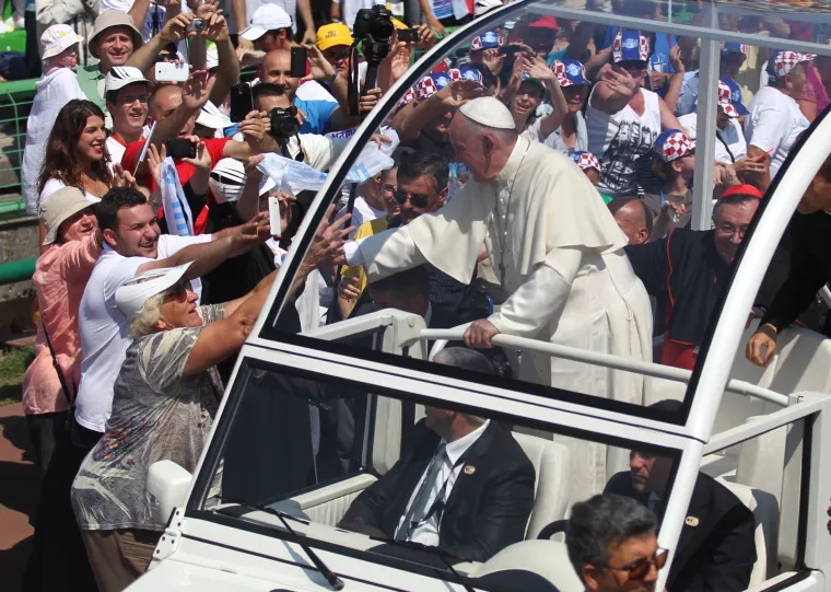 Nije bio u Hrvatskoj, ali je posjetio na&scaron;e susjede. Prisjetite se kako je Papa 2015. dočekan u Sarajevu